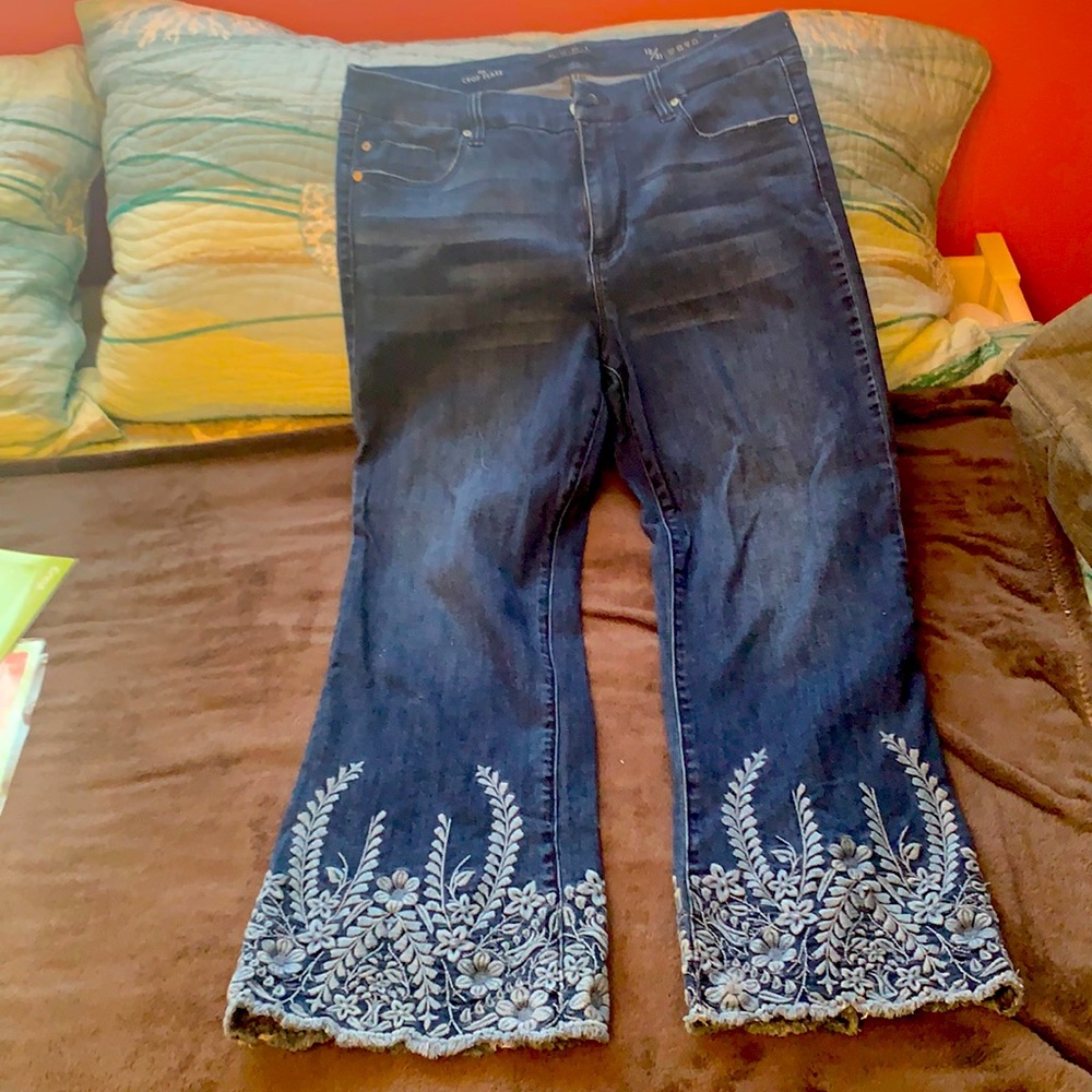 Crop jeans with great detail